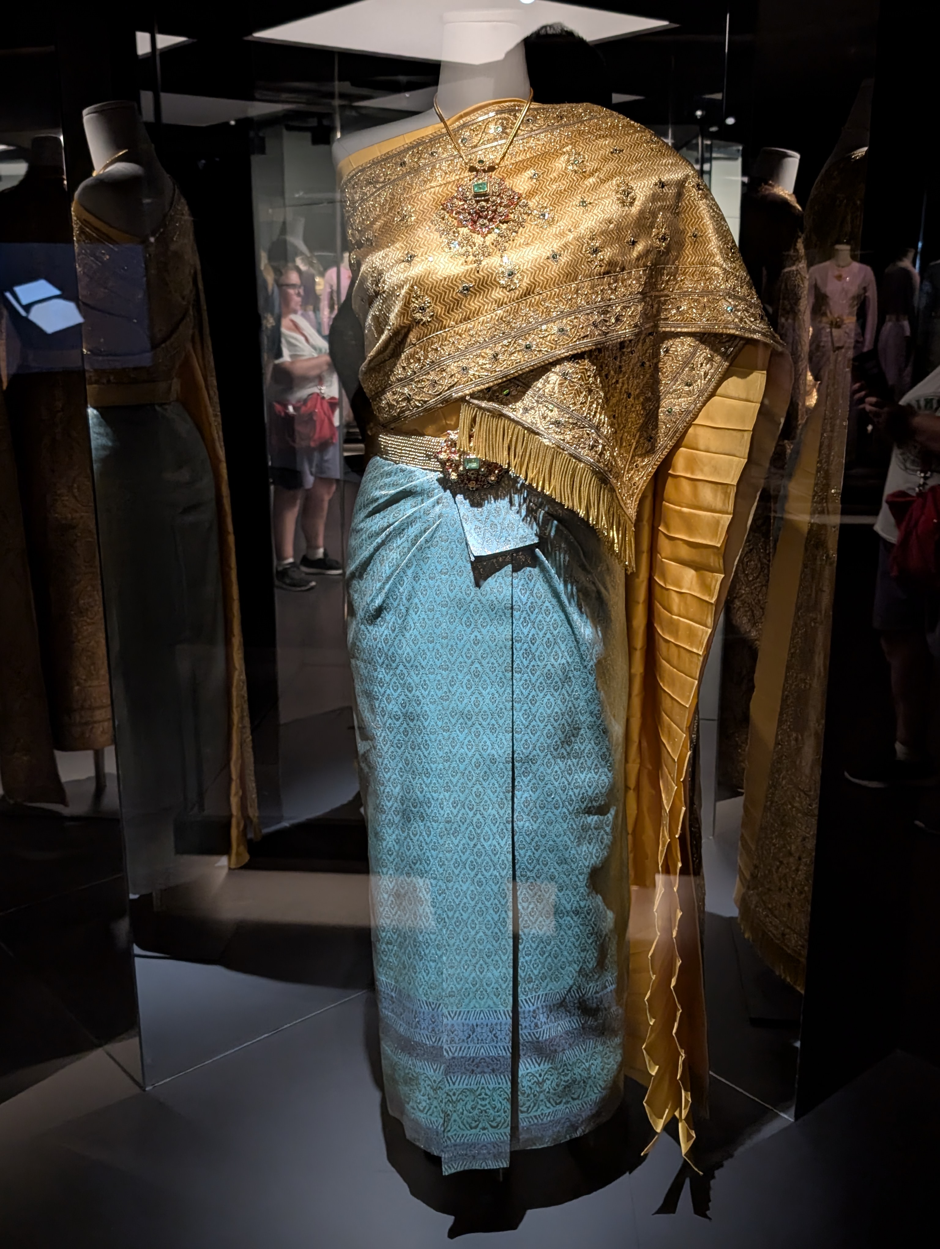Costume de cour thaïlandais en brocart doré et bleu