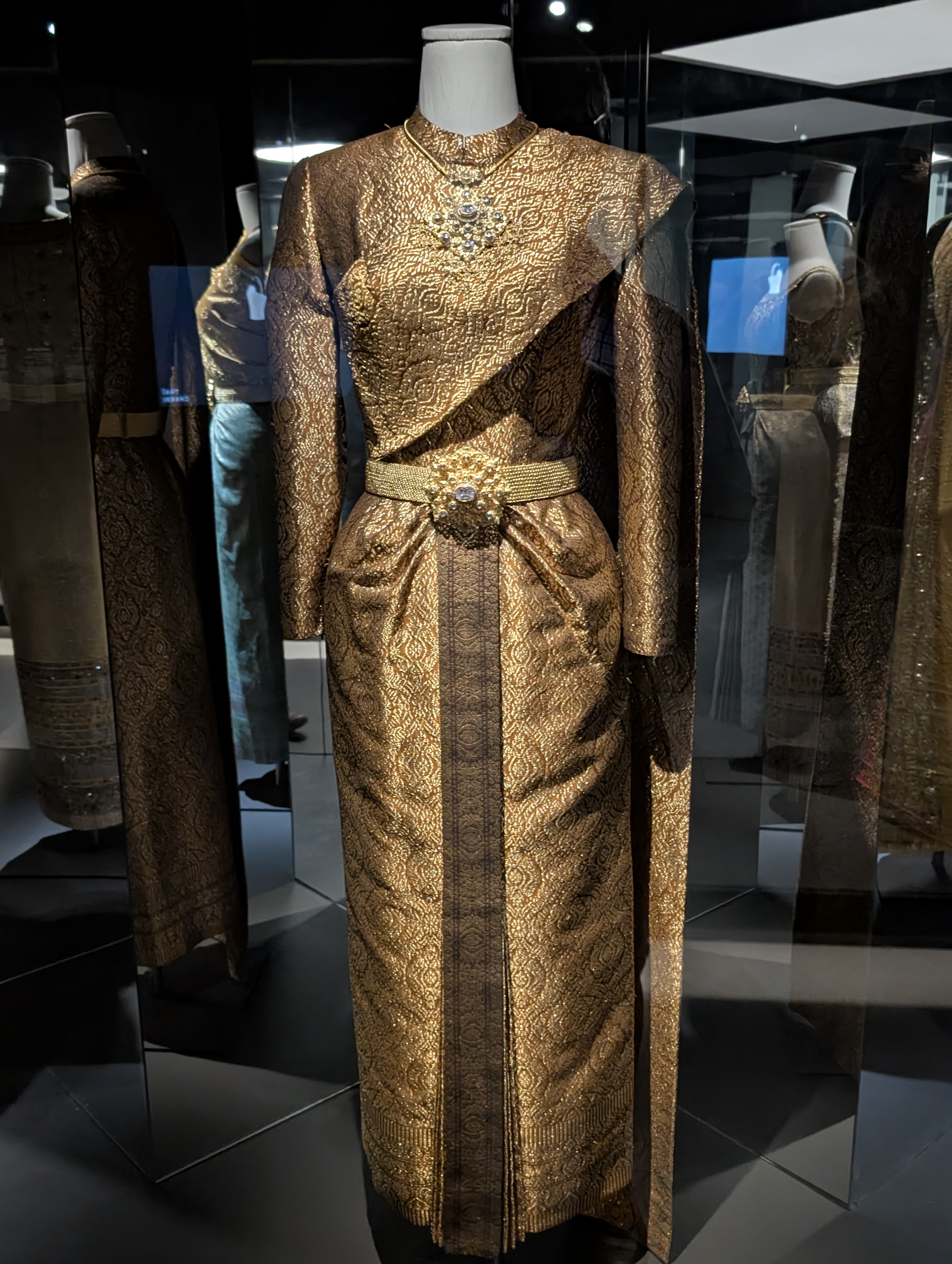 Costume thaïlandais en brocart doré manches longues