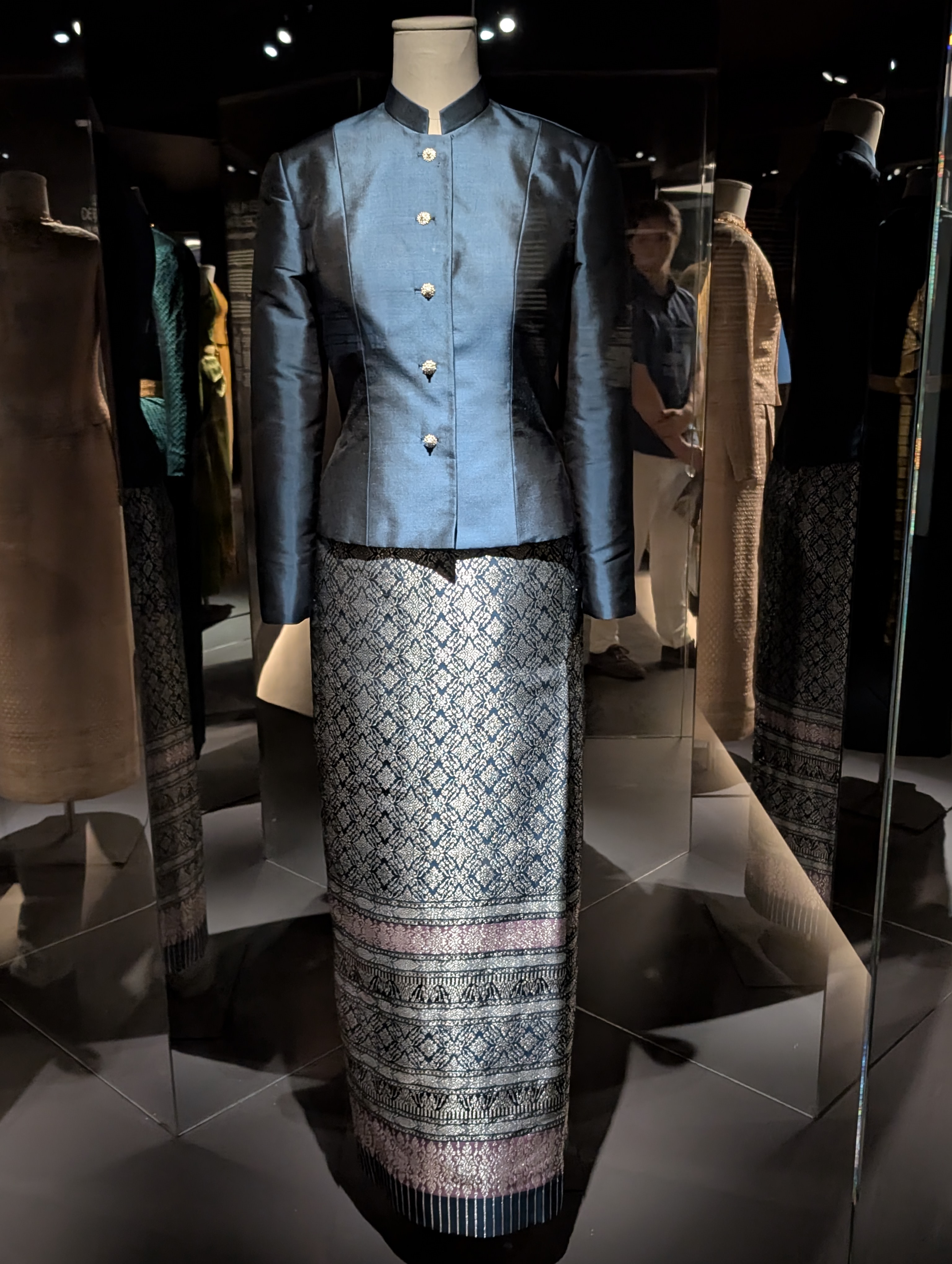 Costume thaïlandais bleu veste et jupe brocart
