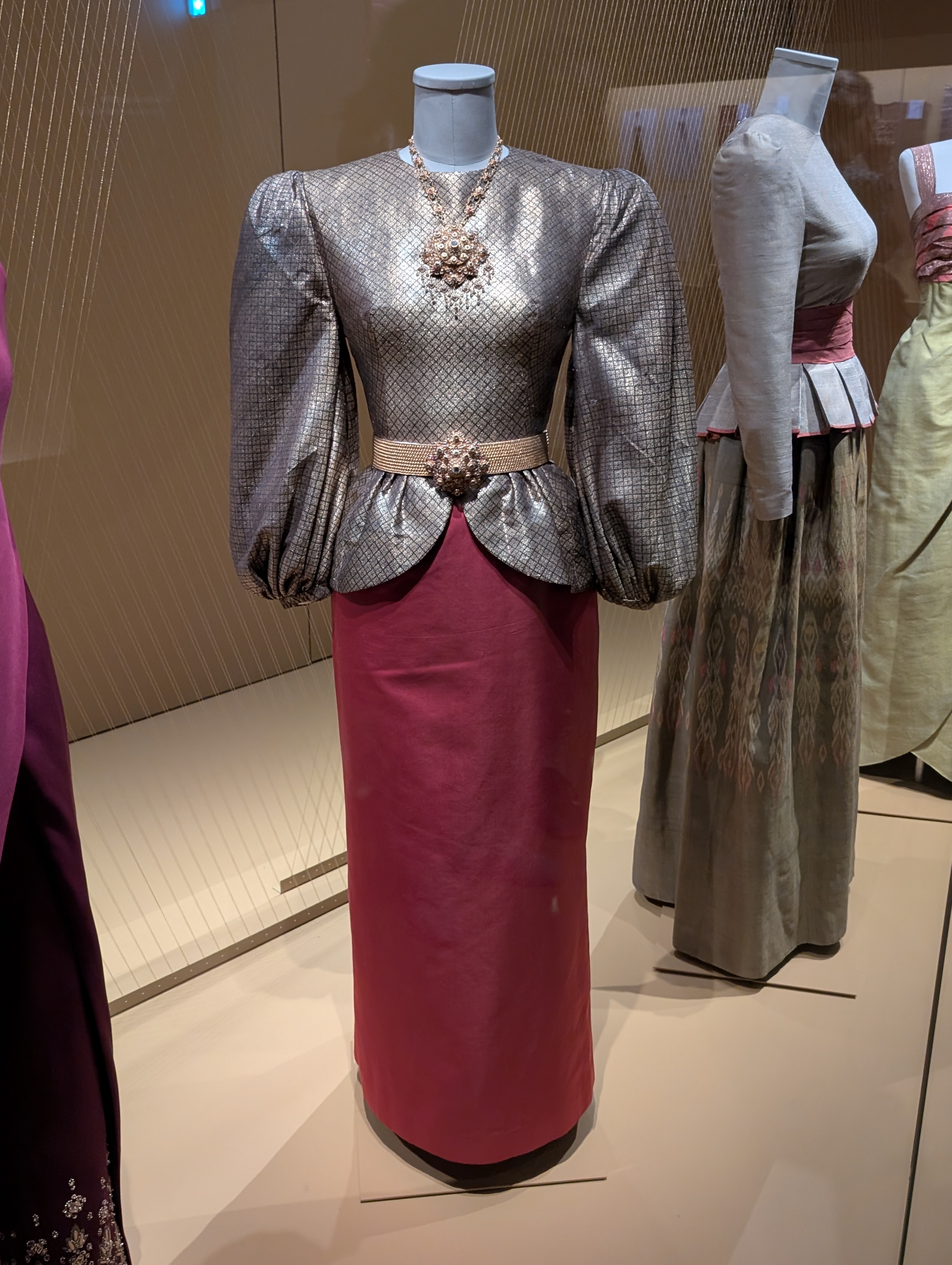 Création Maison Balmain pour la Reine Sirikit - robe argentée à manches bouffantes