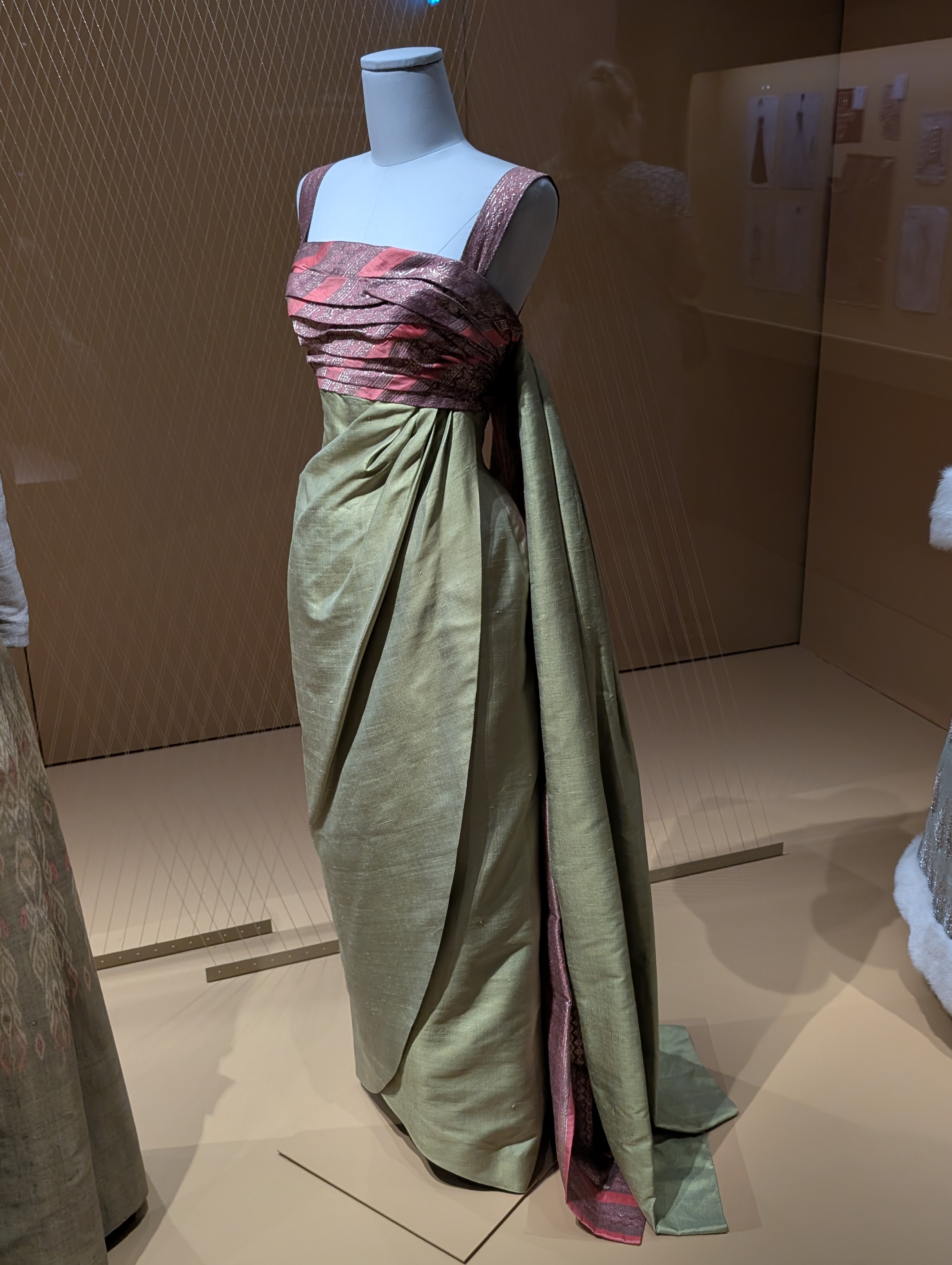 Création Maison Balmain - robe drapée vert tilleul et brocart framboise
