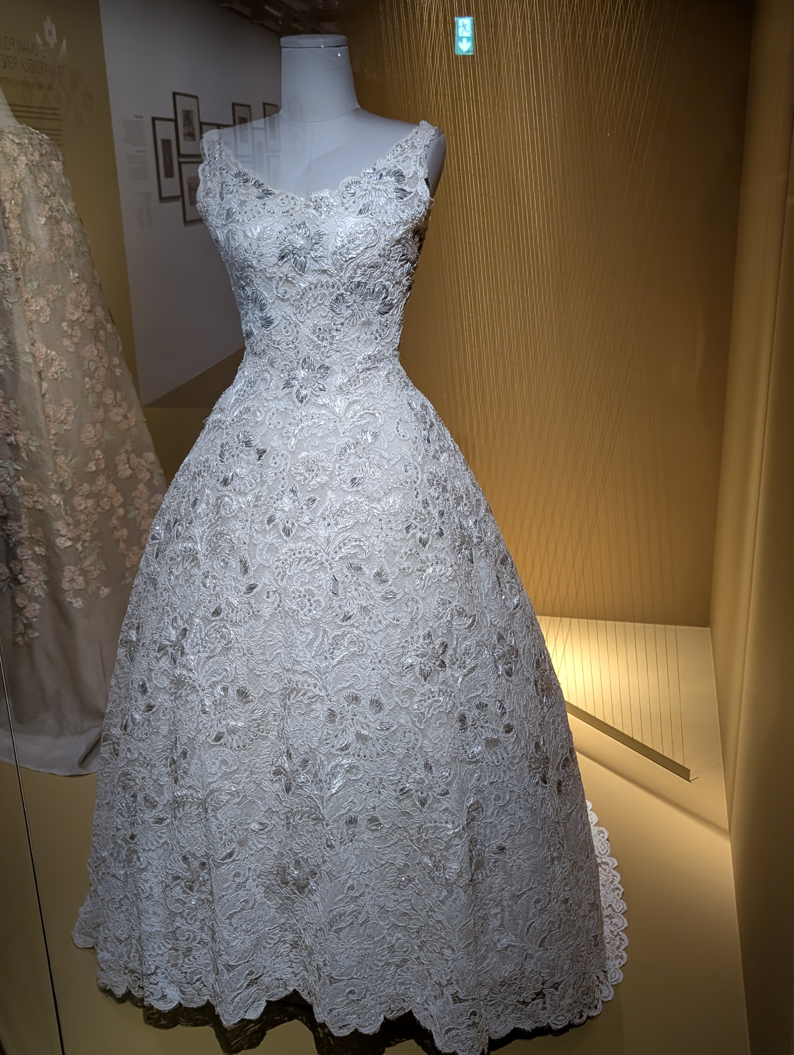 Pierre Balmain - robe en dentelle blanche brodée