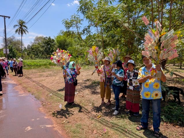 Fidèles thaïlandais portant des arbres à billets en procession