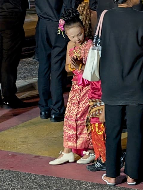 Petite fille thaïlandaise faisant le wai en costume traditionnel